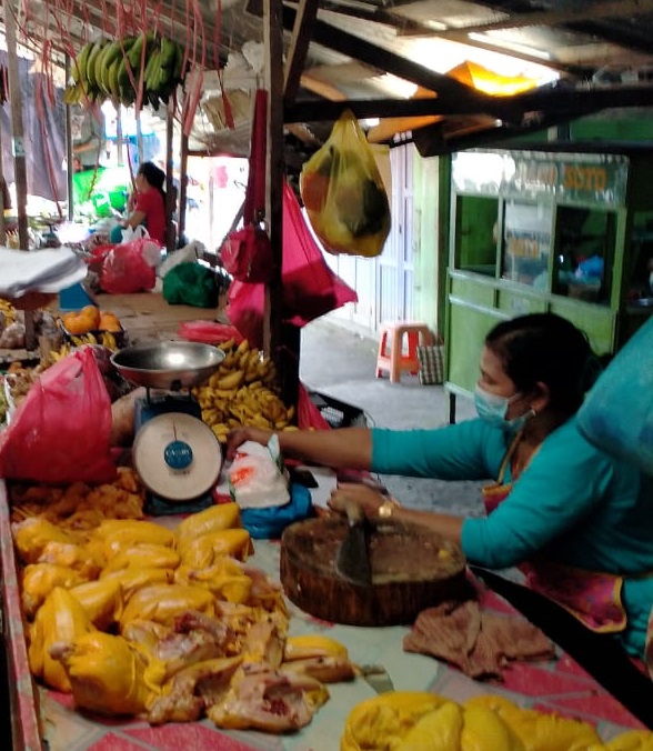 Salah satu pedagang ayam potong di pasar tradisional, Kota Nanga Bulik.