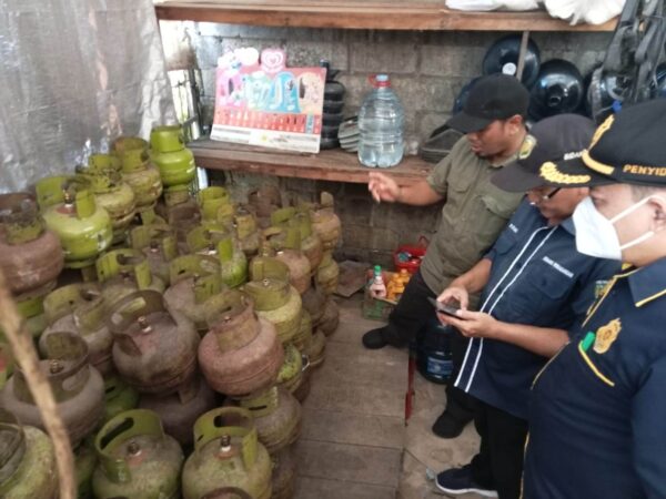 Tim gabungan dari Dinas Perdagangan Koperasi Usaha Kecil Menengah dan Perindustrian (DPKUKMP), Satpol PP Palangkaraya, serta instansi lainnya saat mendatangi salah satu pangkalan elpiji bersubsidi