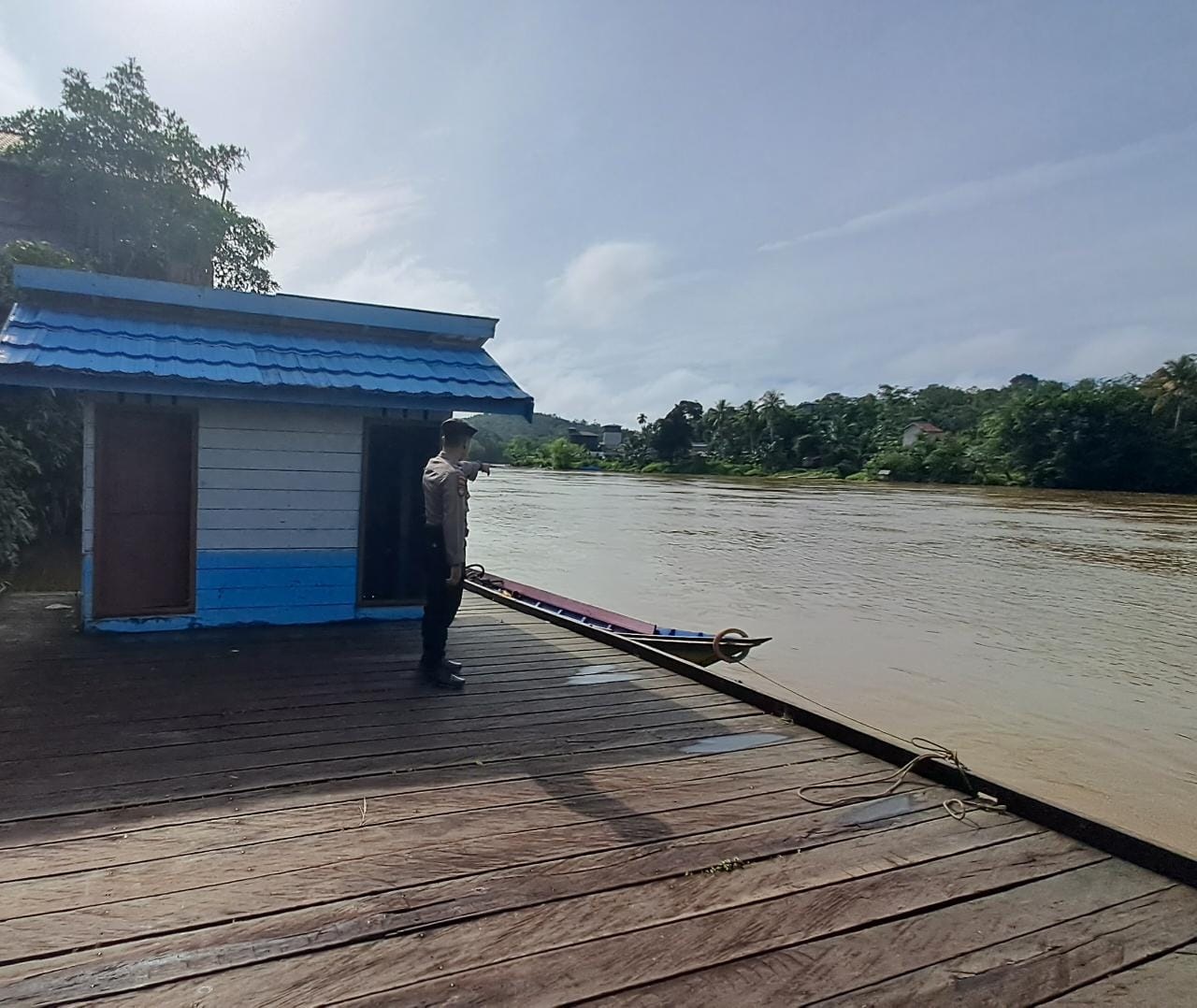 Tim pengawas saat mendeteksi potensi luapan air dan banjir