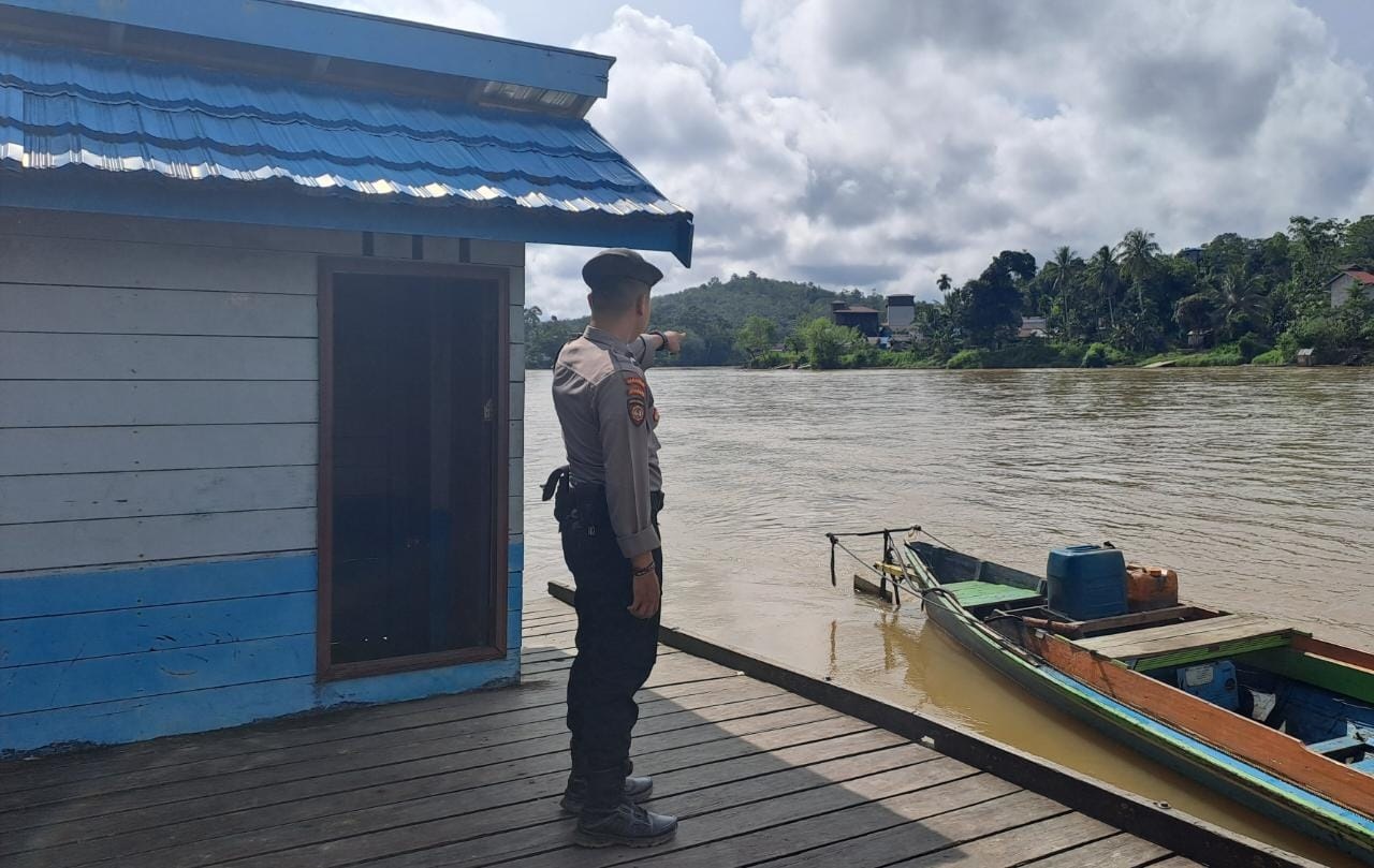 Petugas ketika mengawasi ketinggian air sungai di Katingan Hilir