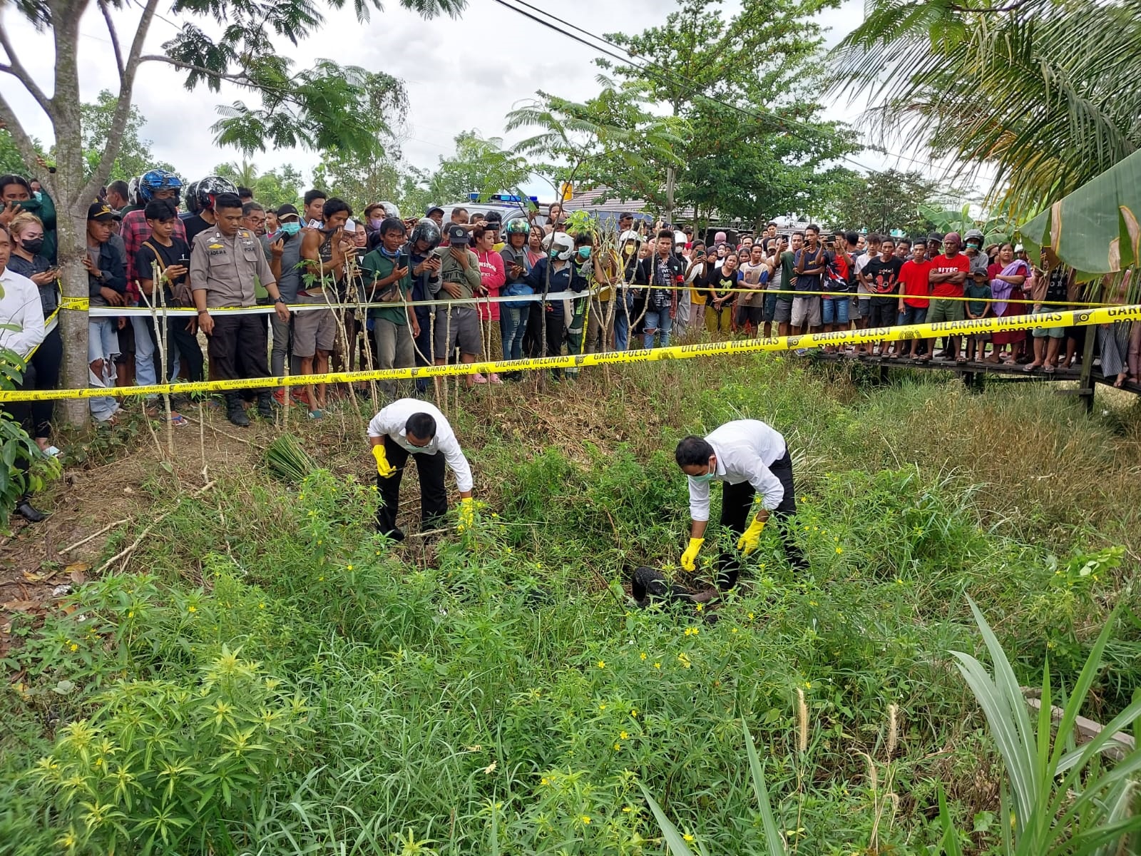 Temuan sesosok mayat yang tergeletak di parit pinggir Jalan Jepang, Kecamatan Selat Kabupaten Kapuas