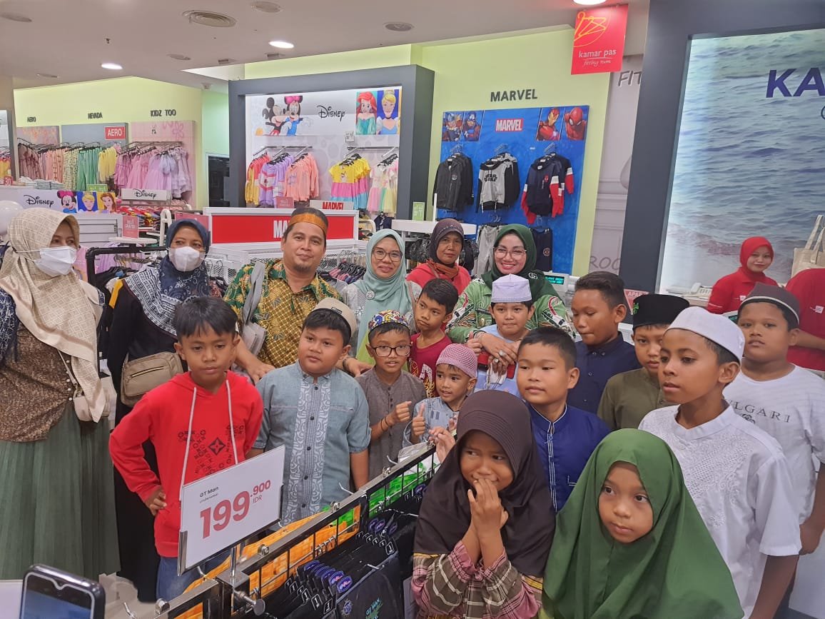 boks wabup kotim belikan pakaian anak yatim (hgn) 1
