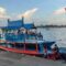 perahu wisata susur sungai di bantaran Sungai Mentaya Sampit