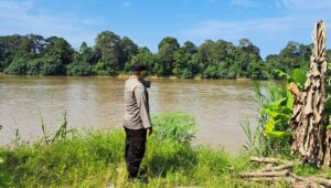 Anggota tim di lapangan ketika mendeteksi dan intensitas debit aliran Sungai Katingan