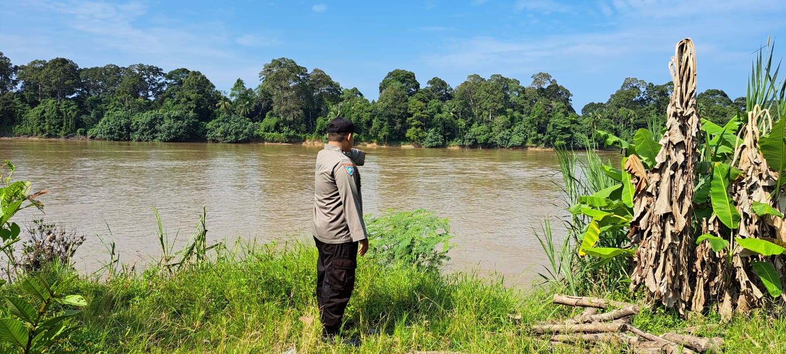 Anggota tim di lapangan ketika mendeteksi dan intensitas debit aliran Sungai Katingan