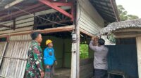 Personel TNI/Polri dan petugas PLN ketika melakukan penanganan arus pendek atau korsleting listrik di kawasan pasar Kelurahan Pendahara
