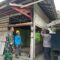 Personel TNI/Polri dan petugas PLN ketika melakukan penanganan arus pendek atau korsleting listrik di kawasan pasar Kelurahan Pendahara