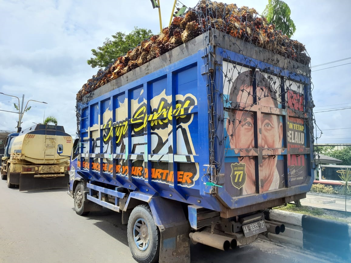 truk sawit masuk kota