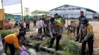 6 bersihkan sampah