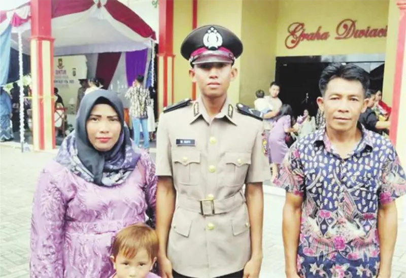 rafi anak kuli bangunan lulus sebagai polisi