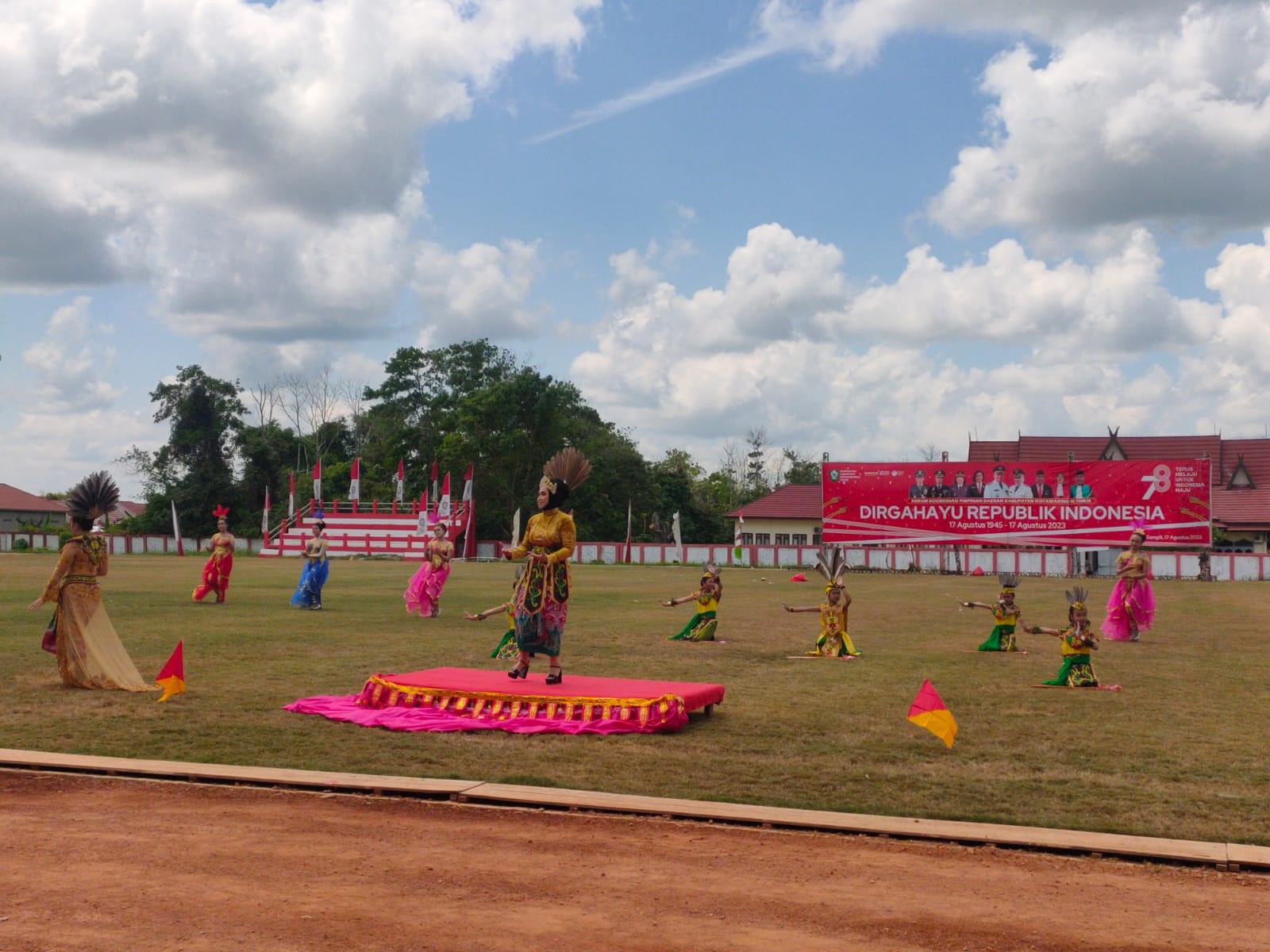 12 tari kolosal
