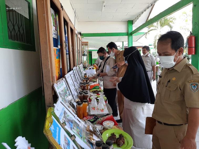 siswa sd wijaya kusuma pt musirawas citraharpindo mempresentasikan hasil inovasi untuk menunjang program sekolah adiwiyata