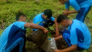 siswa smp wijaya kusuma pt uni primacom melakukan penghijauan di sekitar sekolah