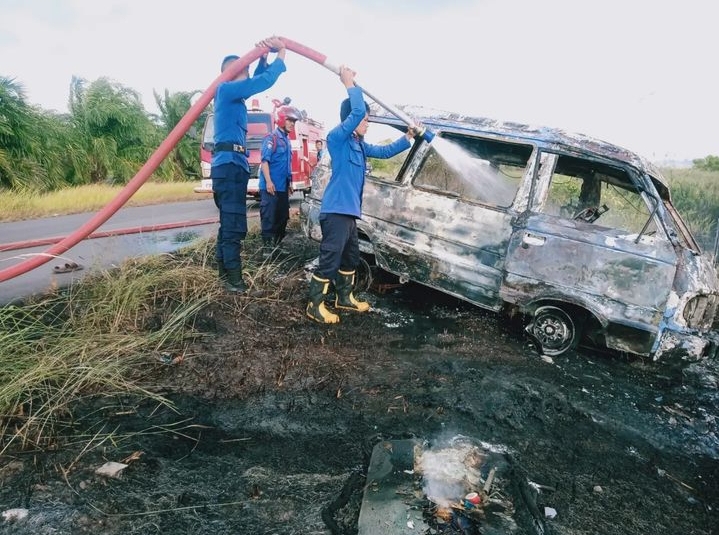 mobil terbakar