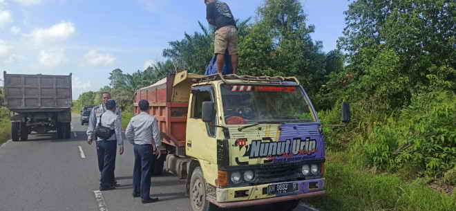 truk pasir