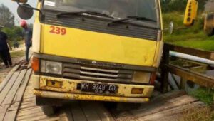 TRUK TERPEROSOK
