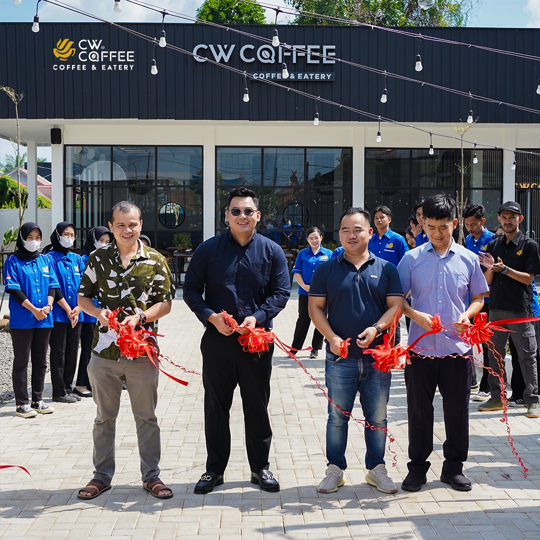 adv foto utama pemotongan pita sekaligus pembukaan resmi cw coffee bersama owner ruby firman (baju batik) dan team manajemen