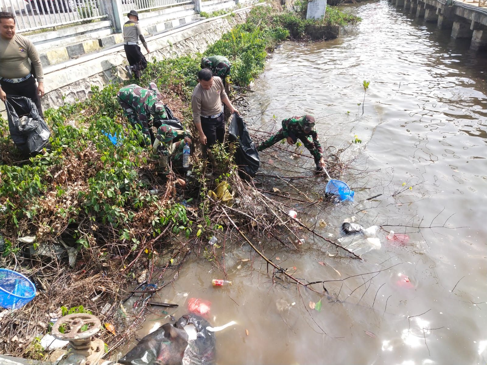 bersihkan sampah