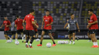 sejumlah pemain timnas indonesia mengikuti latihan di stadion gelora bung tomo, surabaya, jawa timur, kamis (7/9/2023).