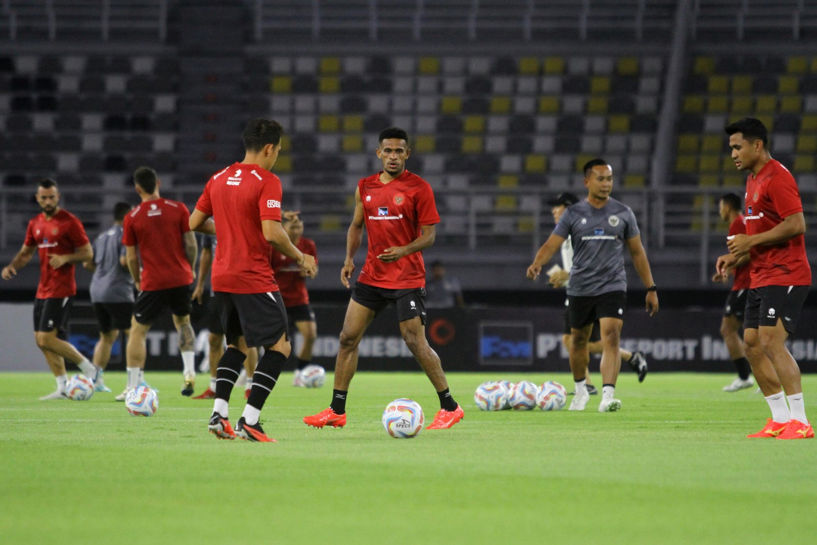 Sejumlah pemain Timnas Indonesia mengikuti latihan di Stadion Gelora Bung Tomo, Surabaya, Jawa Timur, Kamis (7/9/2023). sejumlah pemain timnas indonesia mengikuti latihan di stadion gelora bung tomo, surabaya, jawa timur, kamis (7/9/2023).