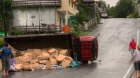 truk terguling