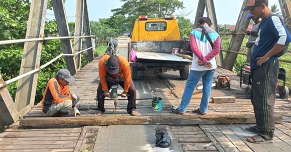 perbaikan jembatan patah