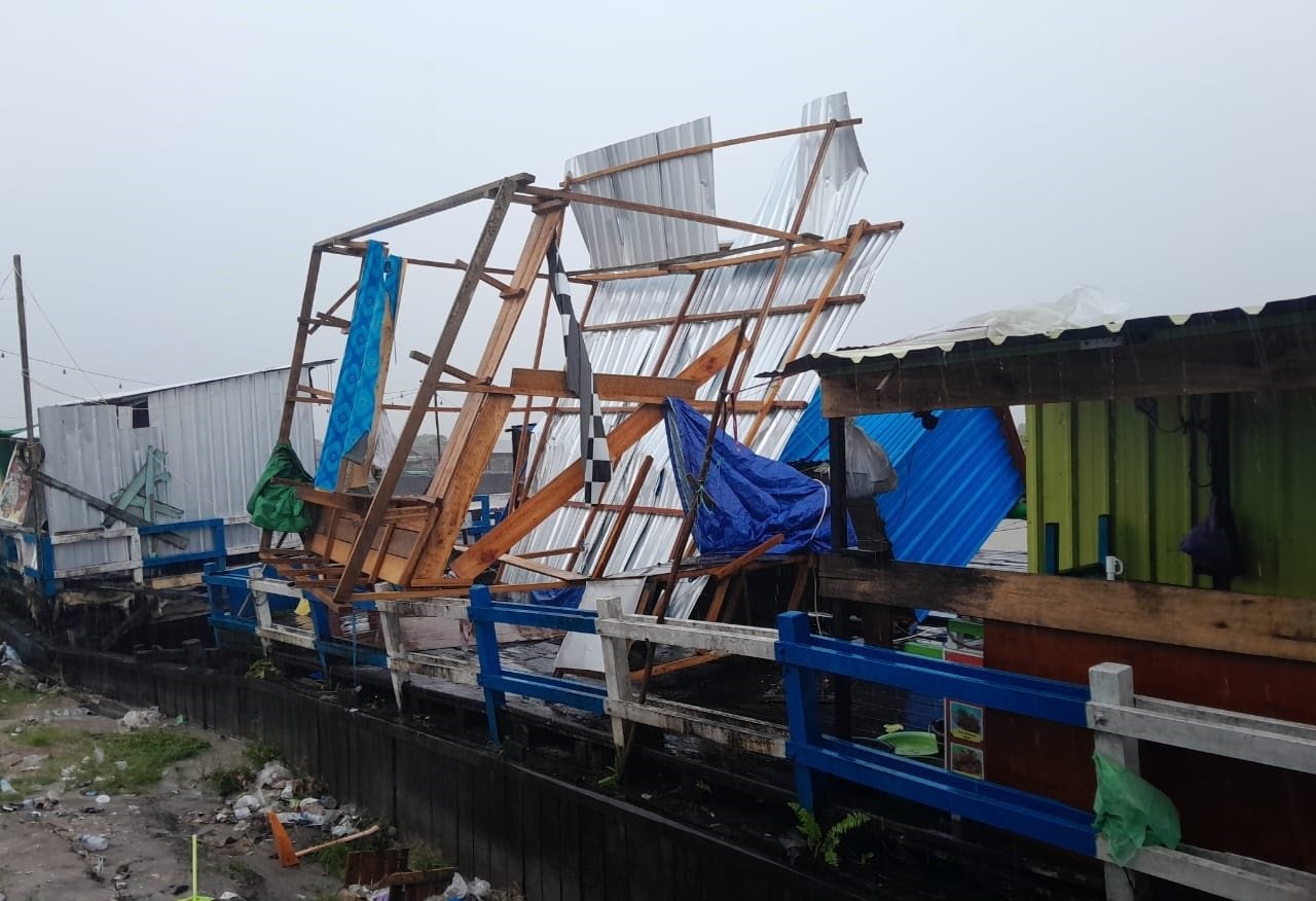rusak diterjang angin rusak diterjang angin