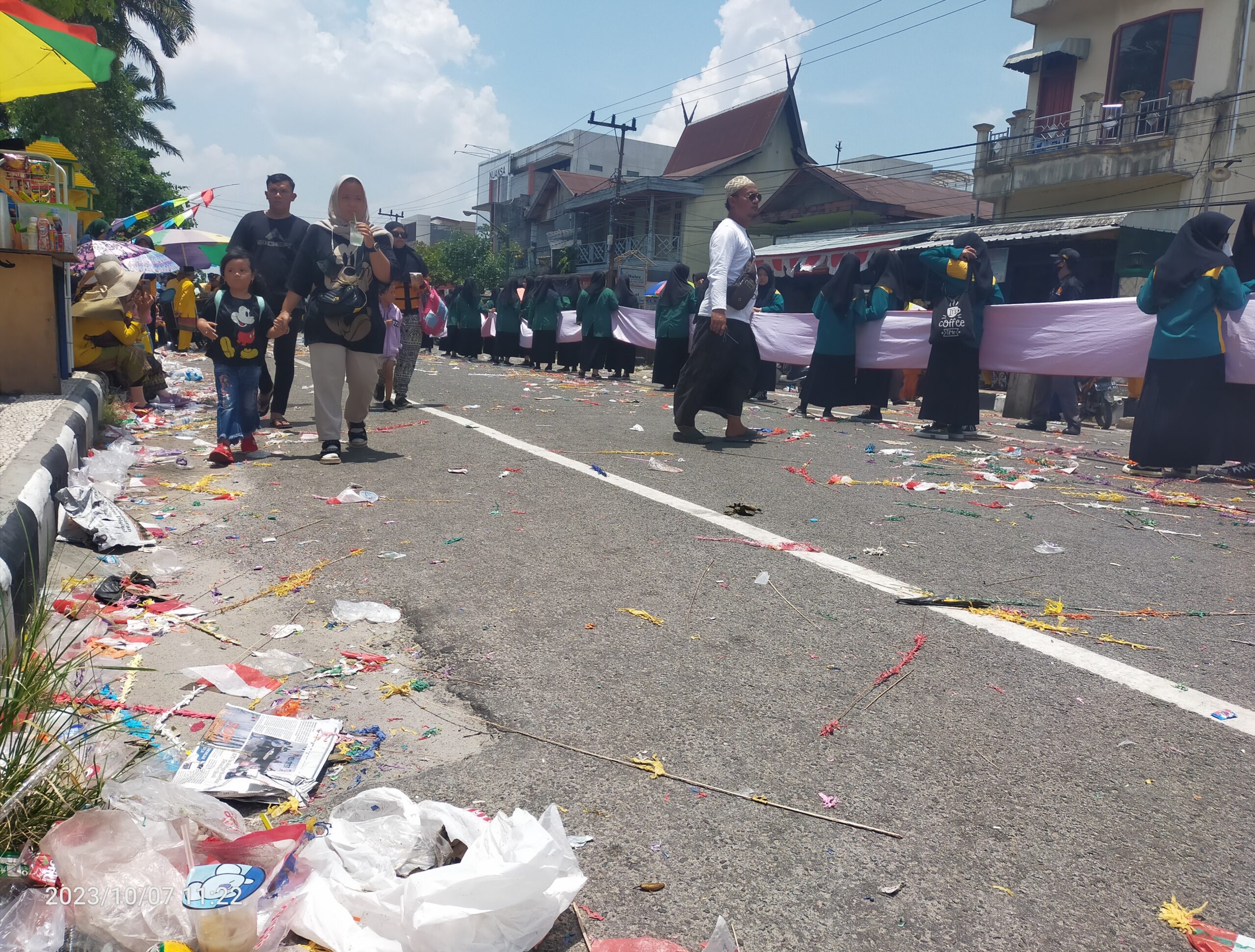 sampah pawai nasi adab