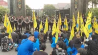 kalangan mahasiswa dari pmii menggelar aksi damai di polda kalteng