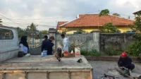 petugas puskesmas saat melakukan fogging di wilayah kelurahan baru
