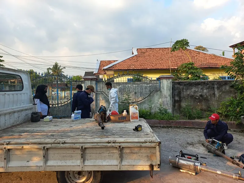 Petugas Puskesmas saat melakukan fogging di wilayah Kelurahan Baru petugas puskesmas saat melakukan fogging di wilayah kelurahan baru