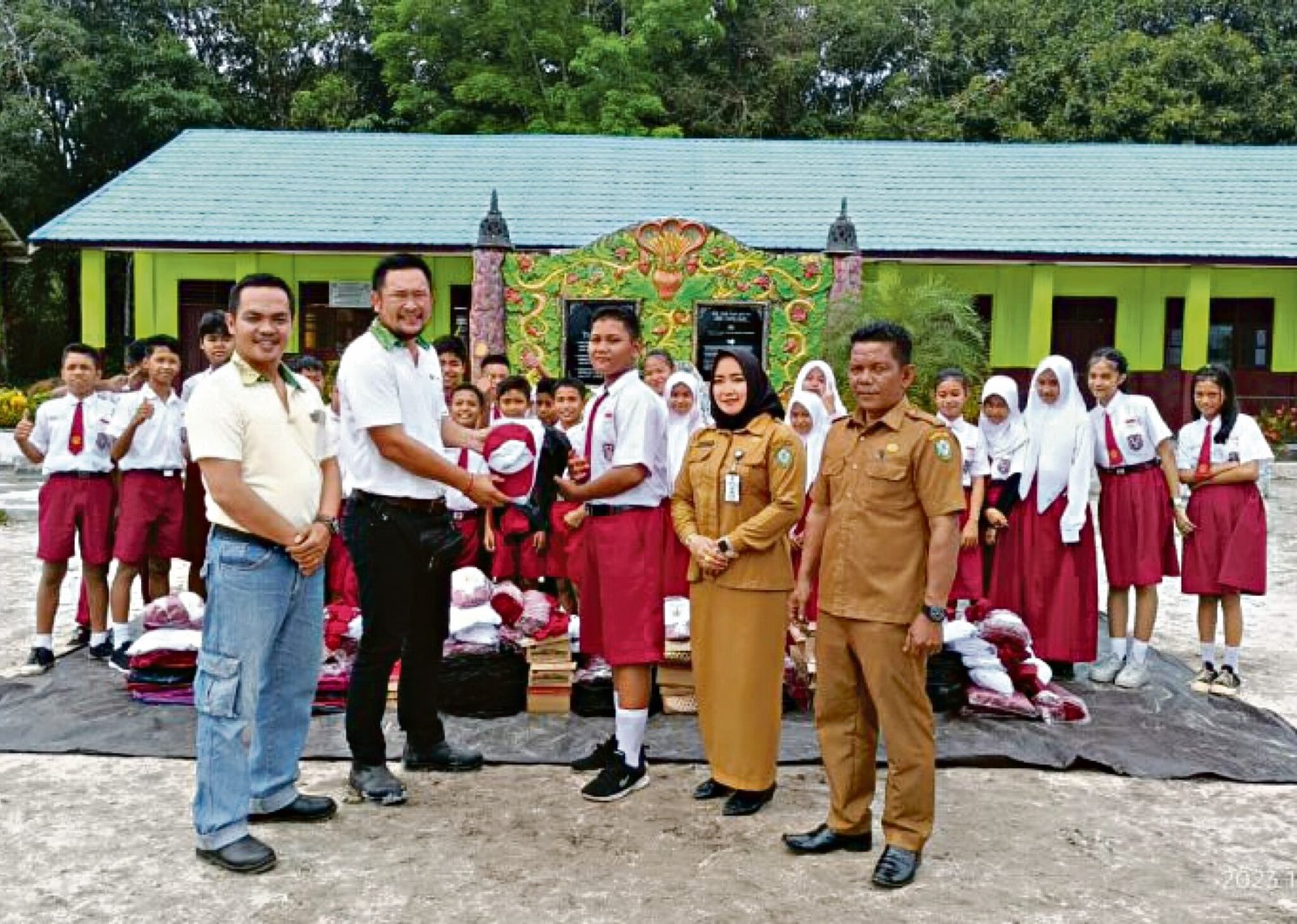 PT GAP Bagikan Bantuan 201 Paket Seragam dan Perlengkapan Sekolah