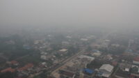 suasana kota diselimuti kabut asap di palangka raya, kalimantan tengah, rabu (4/10/2023).