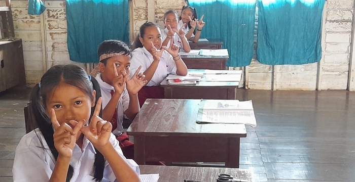 1. suasana di sdn 2 palangan dipenuhi dengan kegembiraan yang tak terbendung ketika siswa siswi mengalami momen istimewa menggun