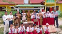 3. foto bersama setelah dilakukan serah terima bantuan dari gem pt. mustika sembuluh eko yuliadi dan diterima kepala sekolah sdn 3 bangkal amardani didampingi pj kades bangkal susi