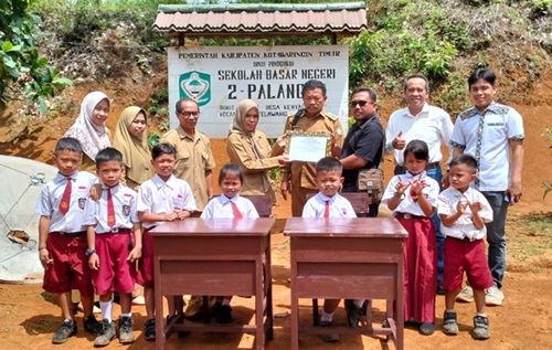 4. sdn 2 palangan kenyala serah terima bantuan dari gem pt. kkp musliyadi kepada kepala sekolah sdn 2 palangan misnawati di saksikan kades kenyala sahewan