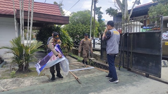 bawaslu copot spanduk caleg