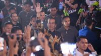 presiden joko widodo (tengah) melambaikan tangan saat menghadiri puncak peringatan hari guru nasional 2023 di indonesia arena, senayan, jakarta, sabtu (25/11/2023).