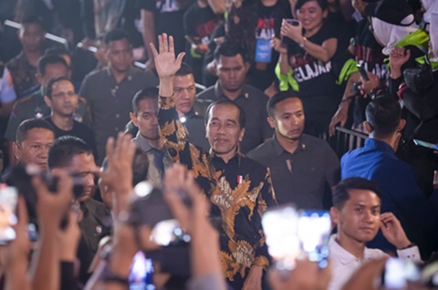 presiden joko widodo (tengah) melambaikan tangan saat menghadiri puncak peringatan hari guru nasional 2023 di indonesia arena, senayan, jakarta, sabtu (25/11/2023).