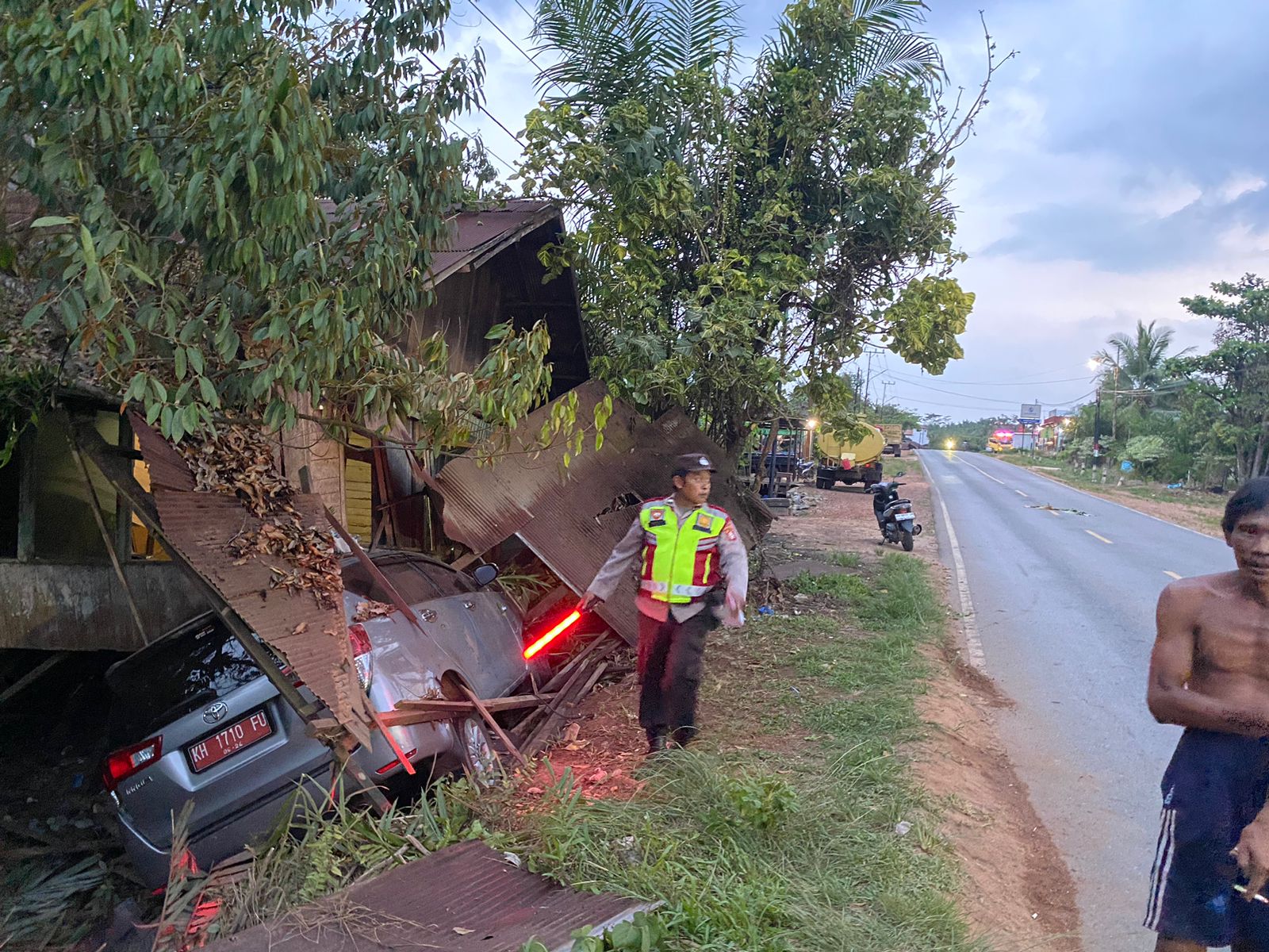 kecelakaan mobil plat merah