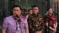 direktur ii koordinasi supervisi kpk brigren pol. yudiawan wibisono (tengah) bersama direktur reserse kriminal khusus polda metro jaya kombes pol ade safri simanjuntak (kiri) dan wadir tipikor bareskrim mabes polri kombes pol arief adiharsa (kanan) memberi