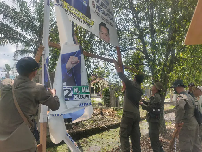 penertiban alat peraga sosialisasi di sampitT