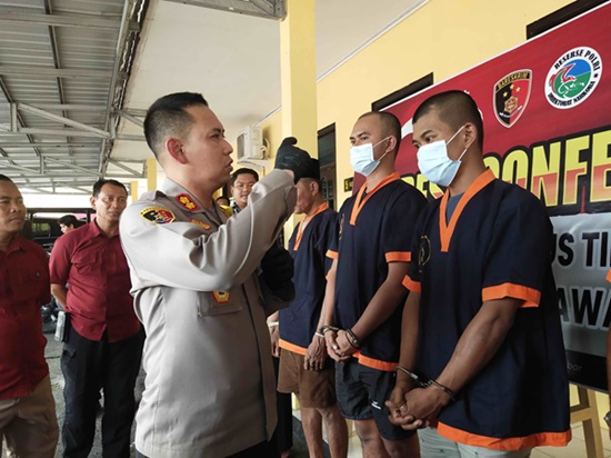 pemuda mesum rekam perempuan di kamar mandi