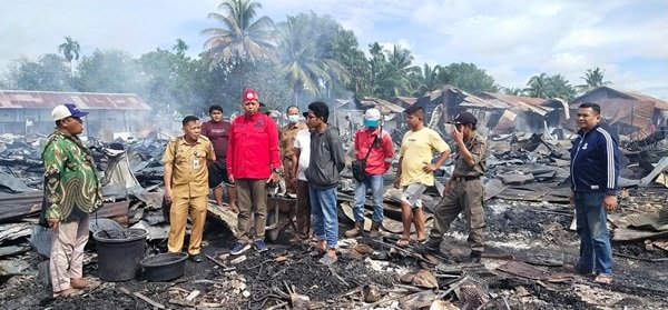 peninjauan pasca kebakaran oleh camat telawang dan kades sebabi didampingi personel pt. bsk