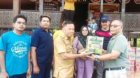 penyerahan bantuan sembako oleh em pt. bsk arif budiman dan diterima camat telawang ashari