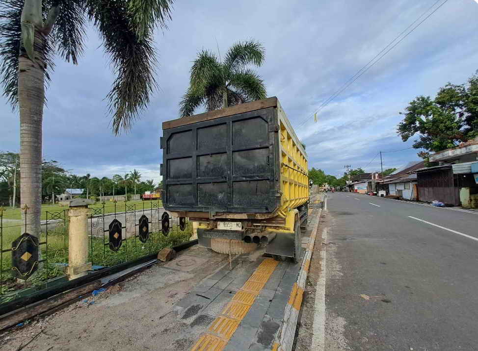 truk parkir sembarangan