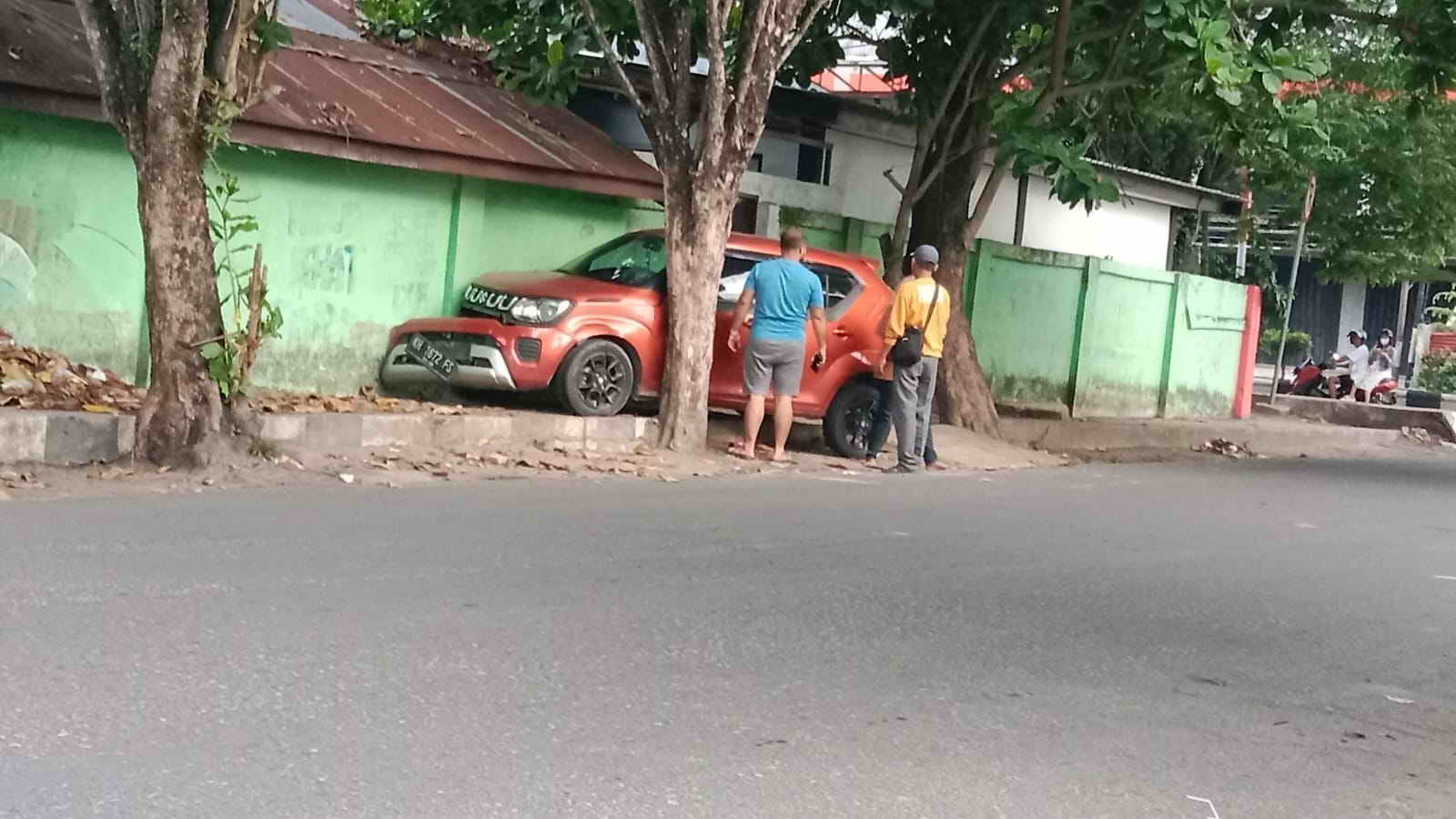 mobil tabrak tembok