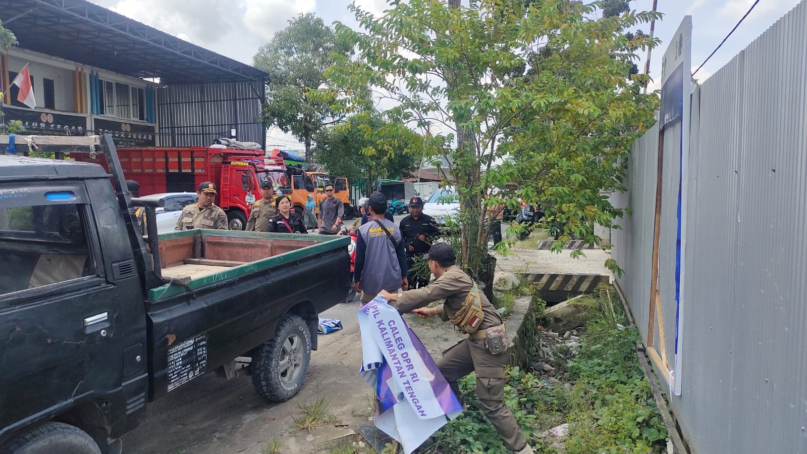 bawaslu copot spanduk caleg