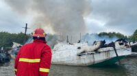 kapal terbakar (4)