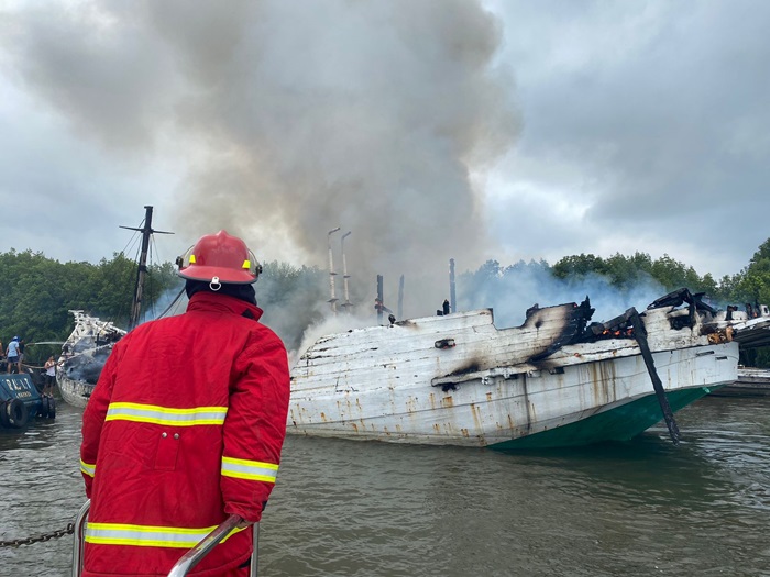 kapal terbakar (4)